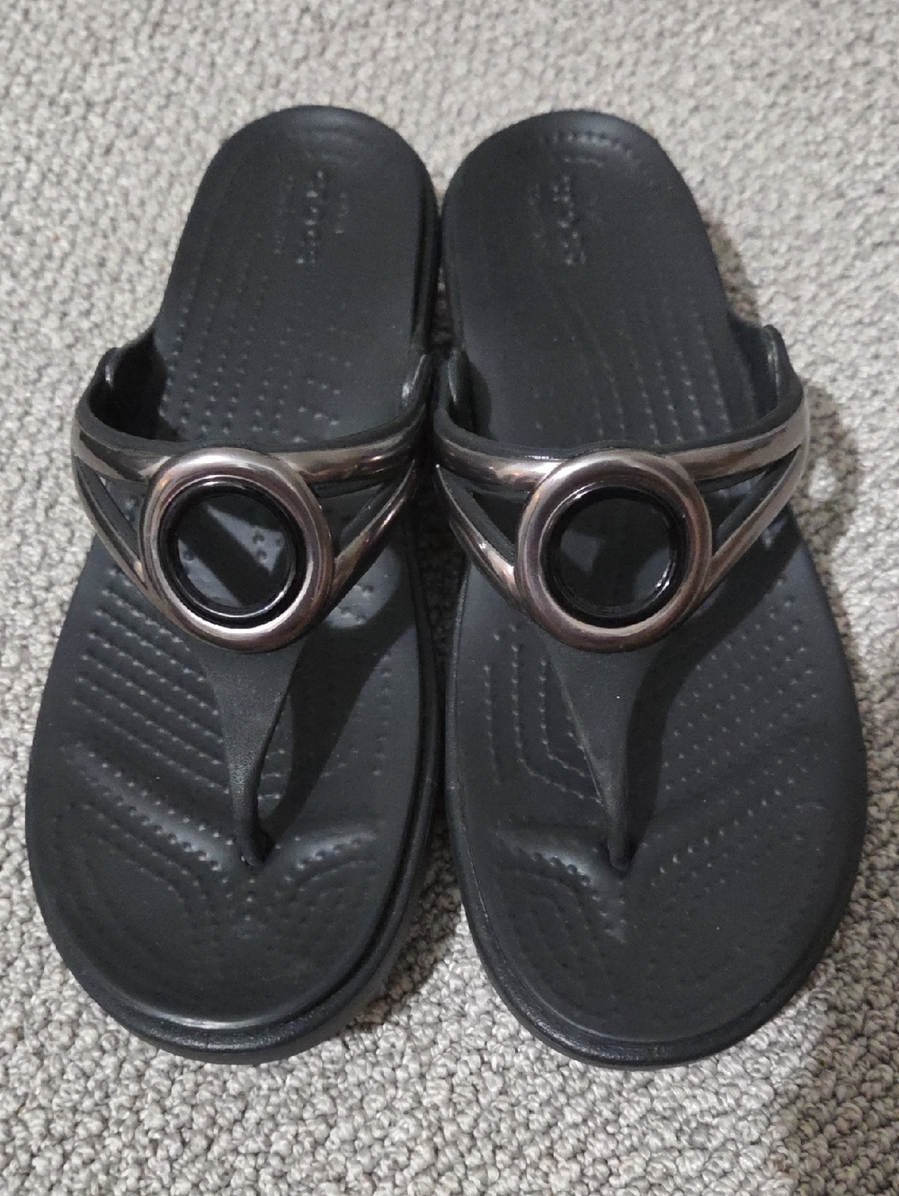Crocs Sanrah Metallic Strap Wedge Flip Sandal Women's Size 7 Black